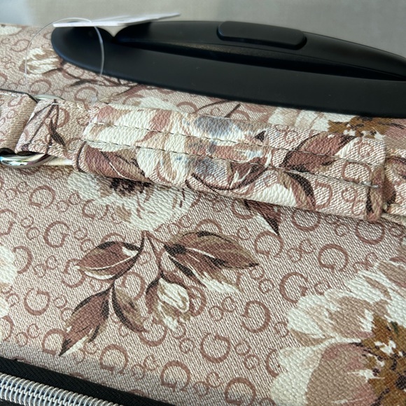 Guess floral travel bundle - Picture 7 of 11